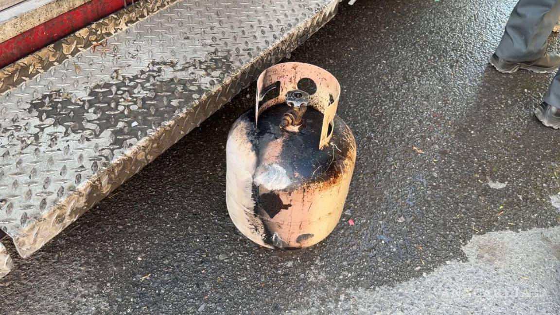 $!El tanque de gas de aproximadamente 10 kilos fue revisado por personal de emergencia para descartar fugas y evitar un nuevo incidente en la vivienda.