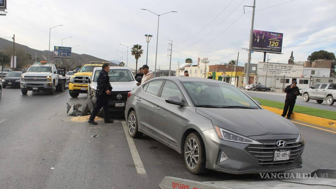 Auto se descontrola y provoca choque con camioneta en carretera Sal-Mon; hay 1 lesionado