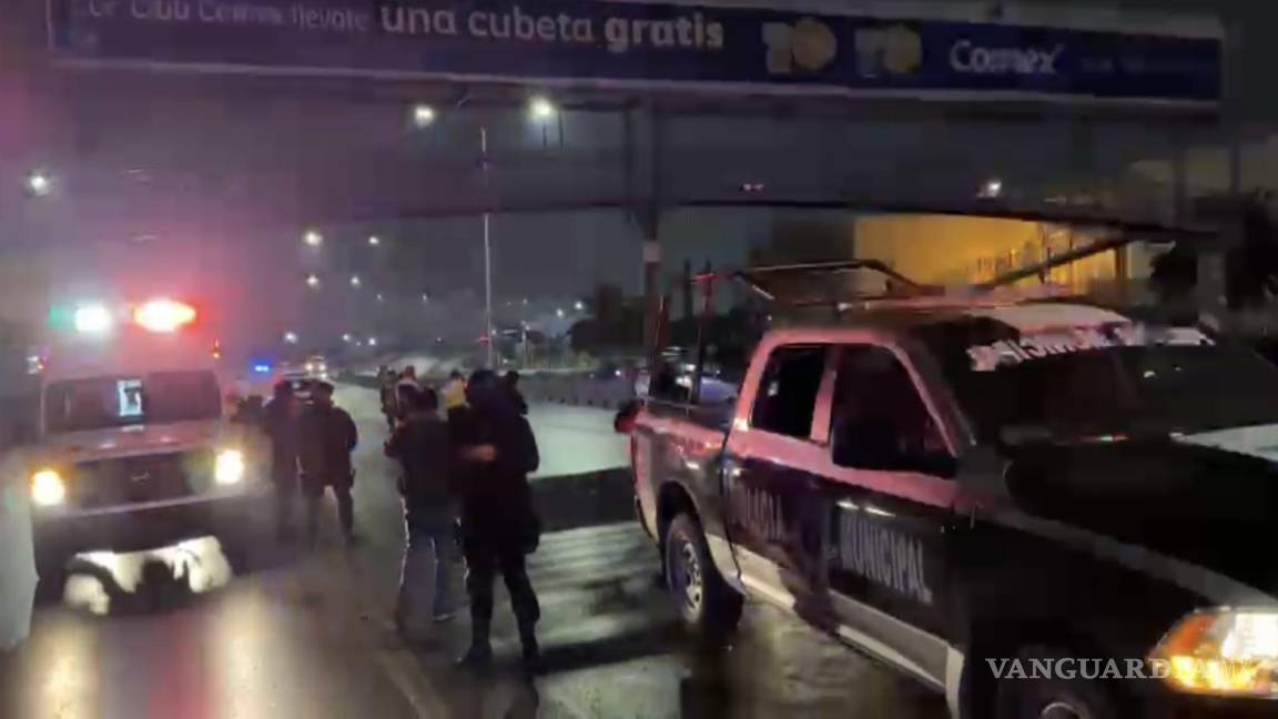 Hombre fallece tras arrojarse desde un puente y ser atropellado en Saltillo; buscan a familiares