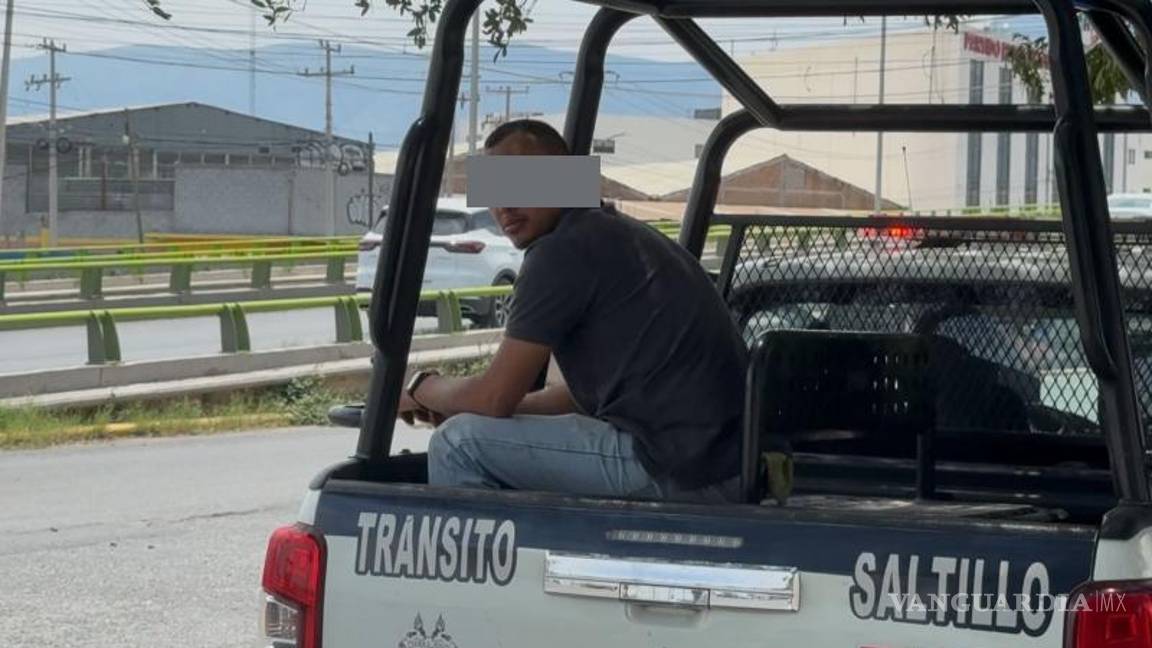 $!El conductor, presuntamente en estado de ebriedad, fue detenido por agentes municipales luego del percance en el norte de Saltillo.