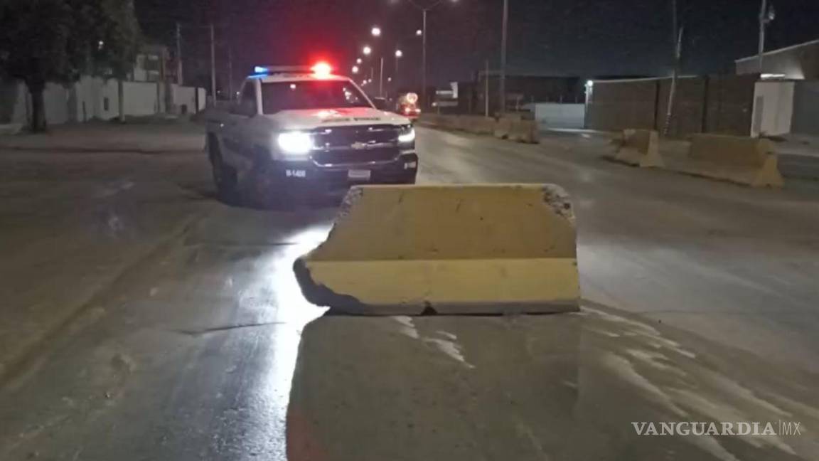 $!El vehículo terminó impactado contra las ballenas de contención sobre el bulevar Vito Alessio Robles.