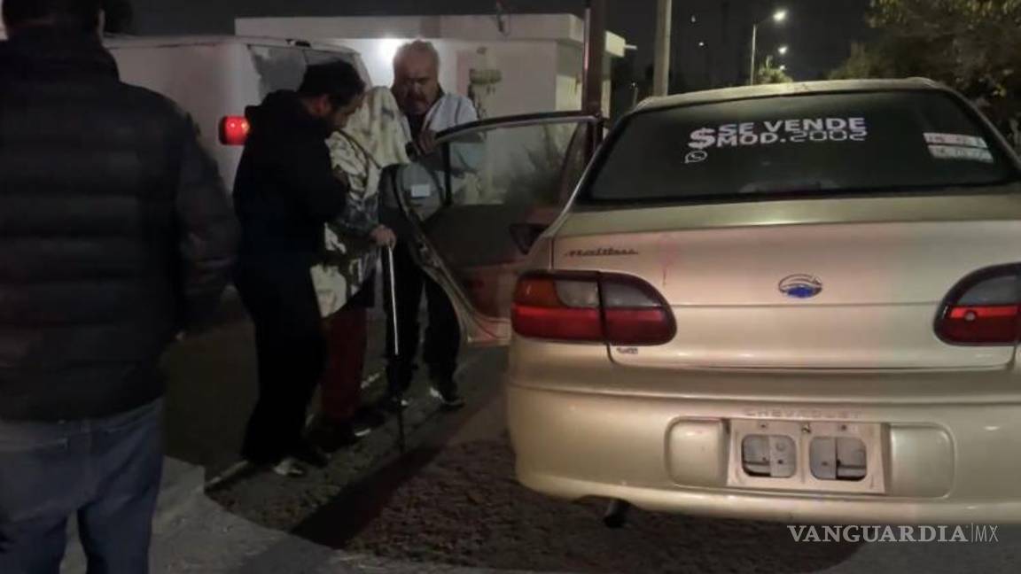 $!La mujer lesionada fue llevada por paramédicos en la Cruz Roja.