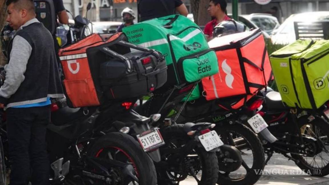 $!La ola de frío en Saltillo disparó las tarifas de transporte privado y causó demoras en entregas de alimentos, dejando a usuarios molestos por los costos y la falta de repartidores.