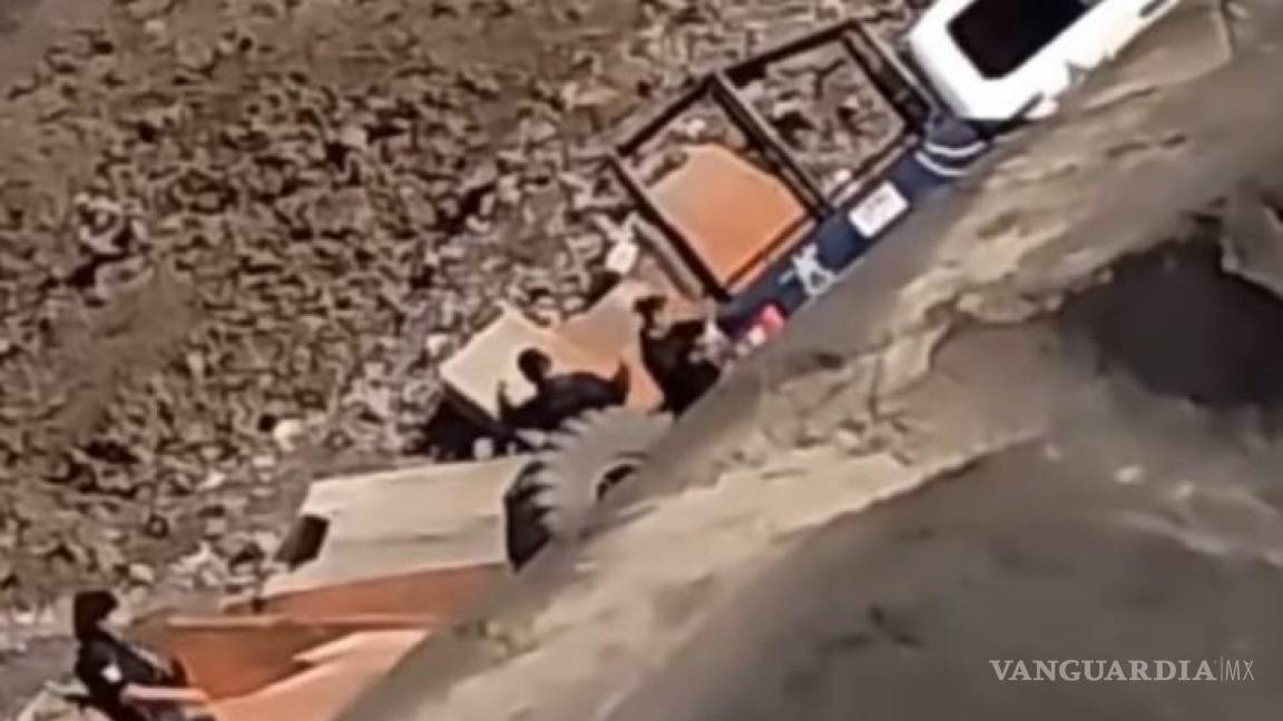 ¡El colmo! Policías de Monclova son captados en video supuestamente robando en patios de AHMSA