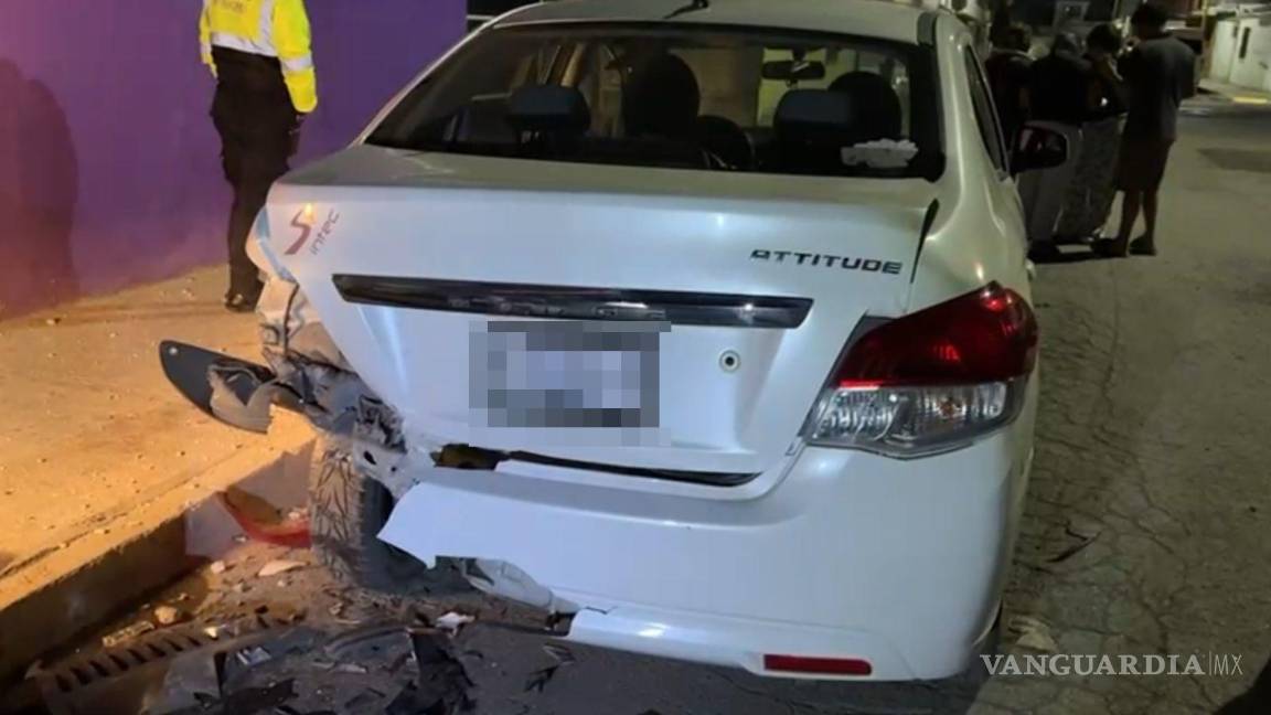 $!Elementos de Tránsito Municipal acudieron al sitio para tomar conocimiento del choque y asegurar la unidad.