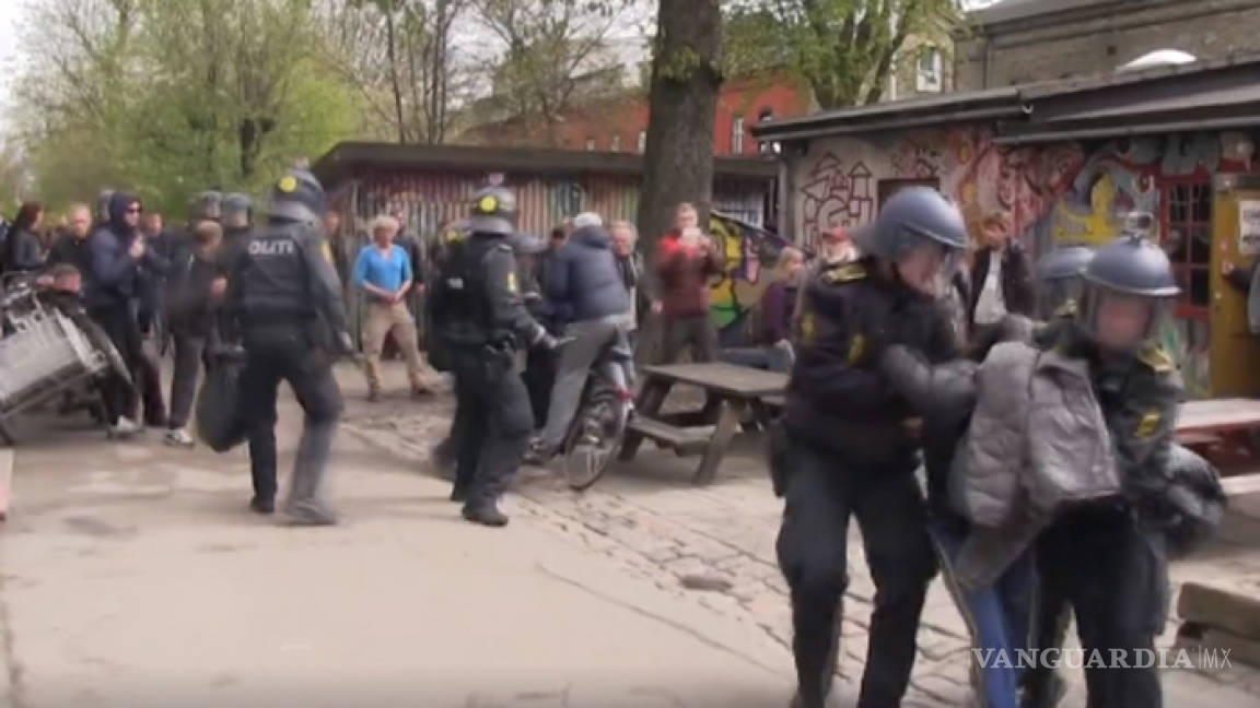 Policías someten violentamente a personas en Dinamarca, el país más feliz del mundo