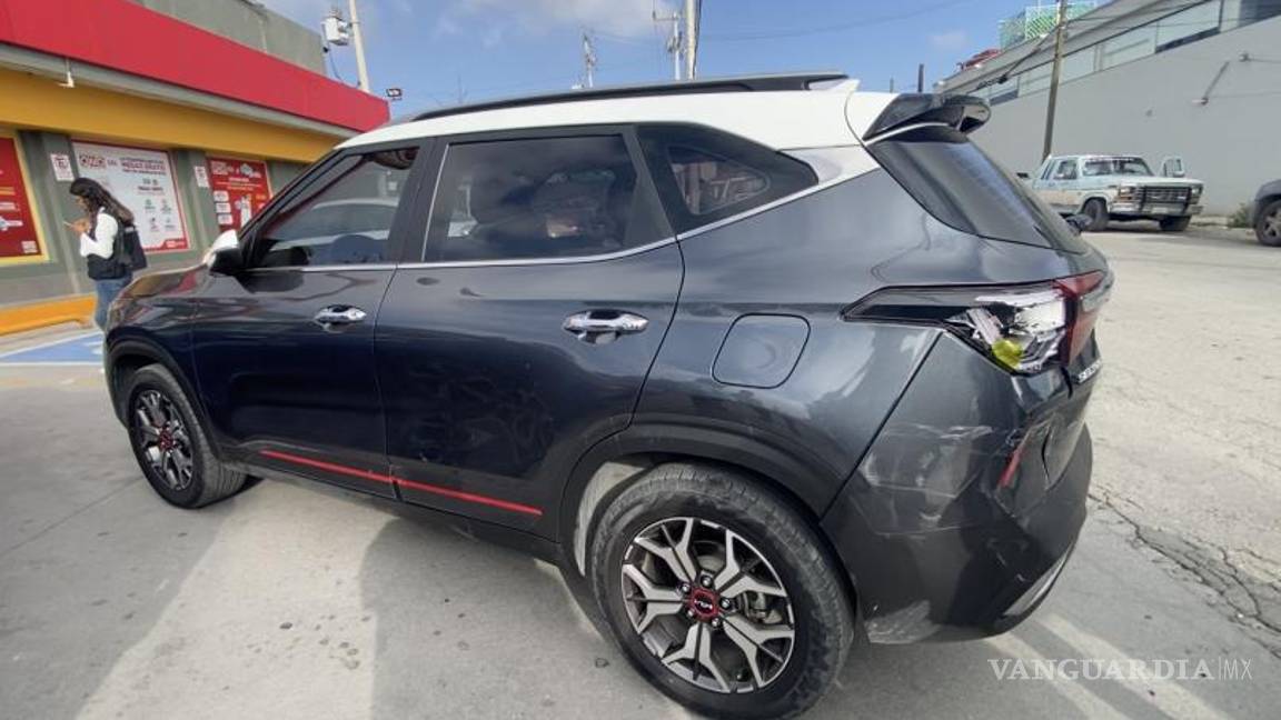 $!La camioneta Kia Seltos fue proyectada contra un Honda Civic tras el primer impacto.