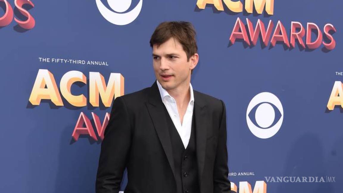 A Ashton Kutcher se le empieza a caer el cabello