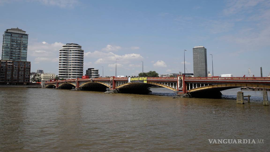 $!Exhibe Amnistía Internacional en Londres la pancarta "Trump, pesadilla de los derechos humanos”
