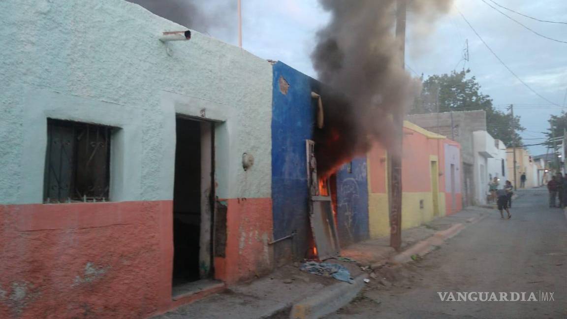 $!Juan Manuel Parra, director de protección civil, agregó que en el interior no se encontraban personas, y que el incendio pudo haber sido provocado, ya que ni luz tenía el domicilio.