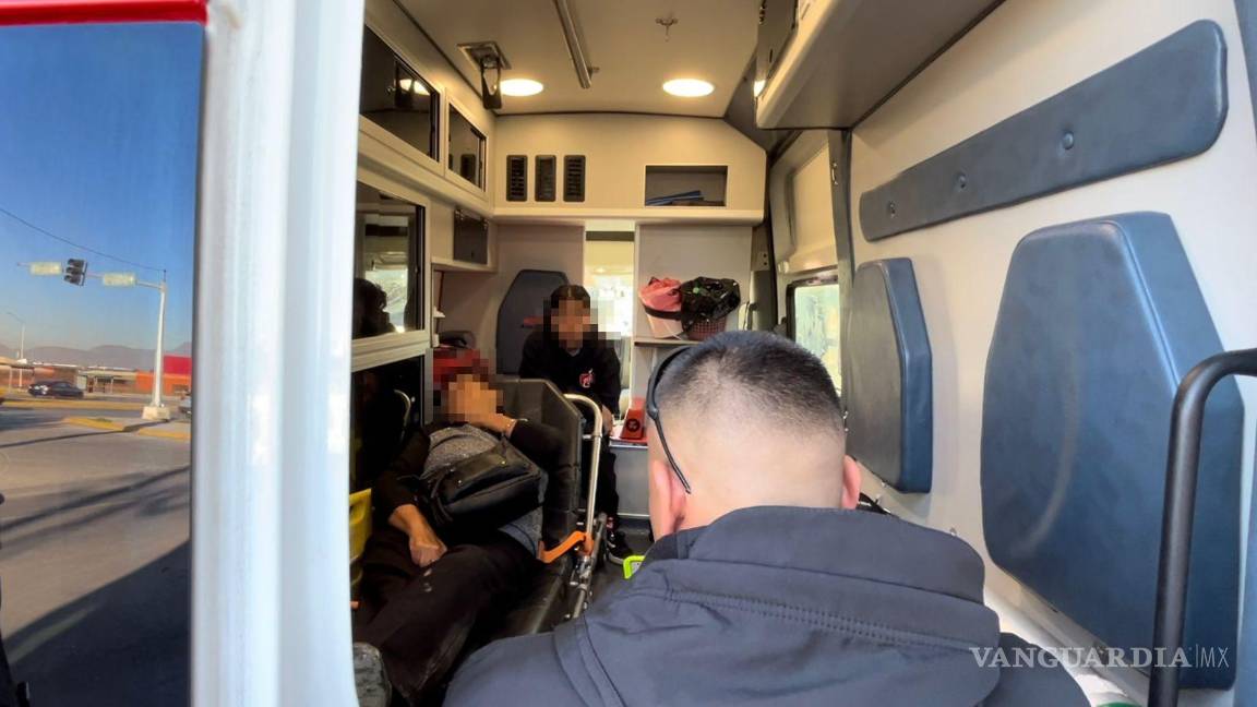 $!La Cruz Roja trasladó a tres pasajeras lesionadas del camión al hospital.