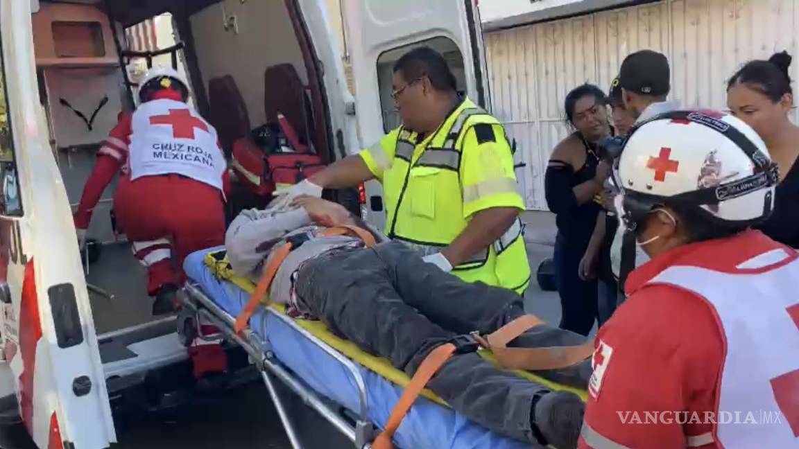 Agreden con arma blanca en el cuello a joven durante riña en el Centro de Saltillo; atacante huyó