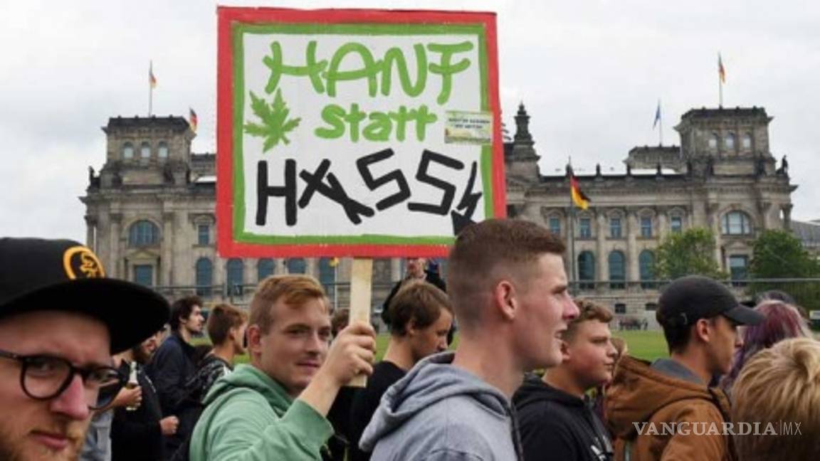 $!Miles reclaman legalización de mariguana en Alemania