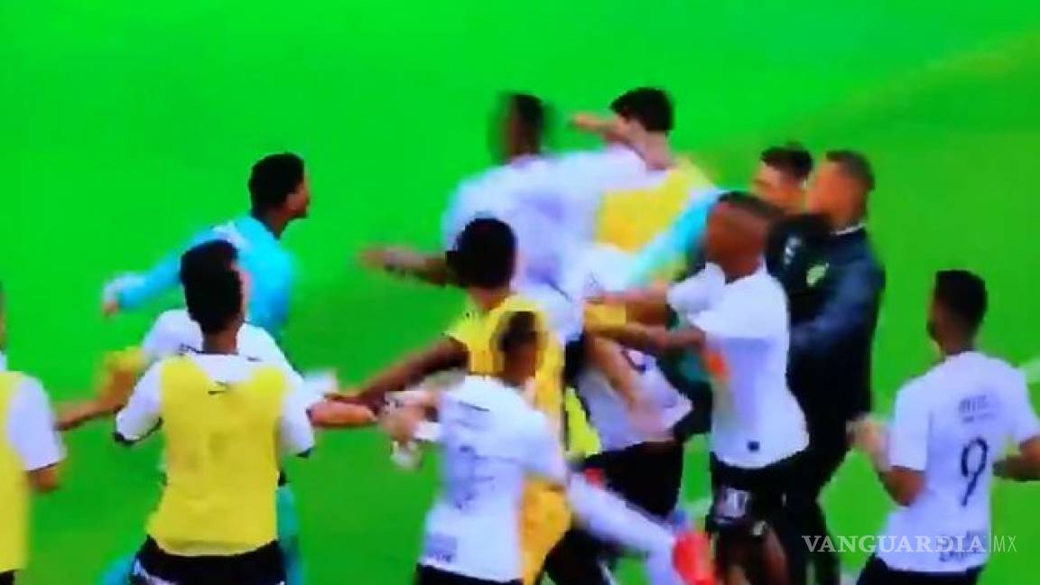 Corinthians pierde la semifinal...¡y los jugadores comienzan a golpear al portero!