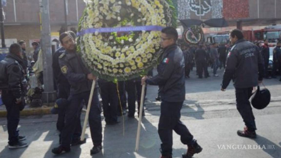 $!Muere bombero al intentar apagar espectacular que proyectaba porno