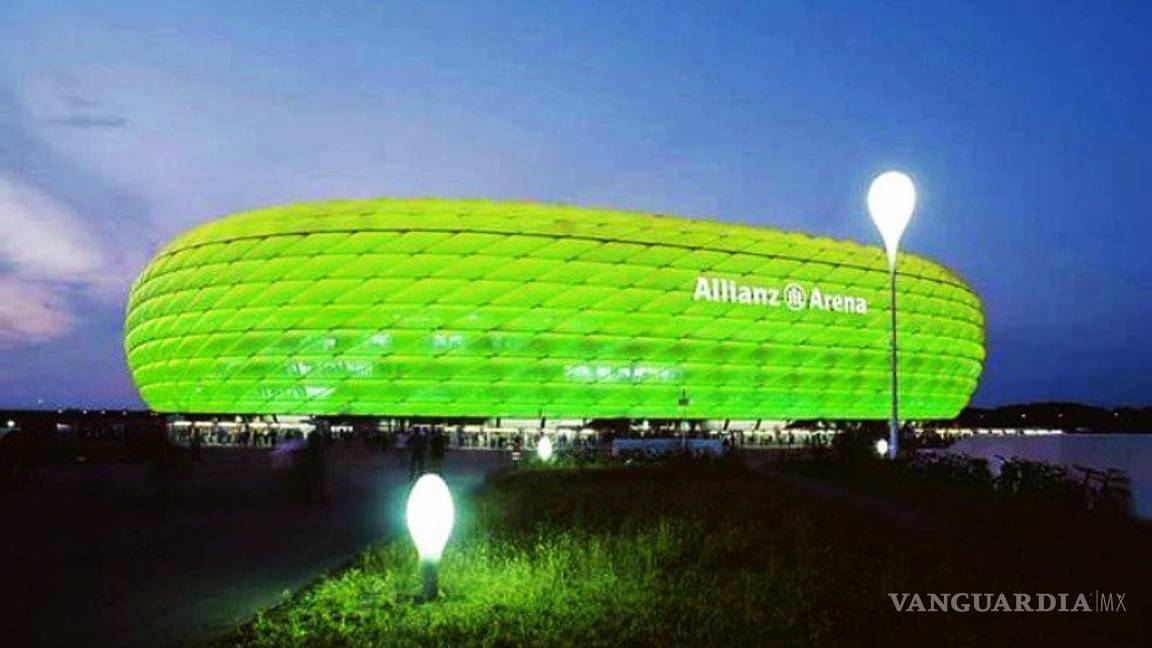 $!Monumentos y estadios de fútbol se iluminan de verde en homenaje al Chapecoense (galería)