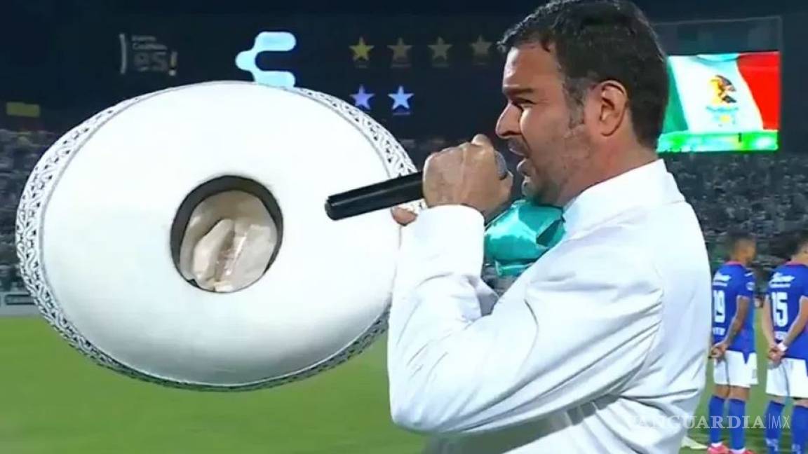 Otra decepción... Pablo Montero cambia la letra del Himno Nacional en la final de la Liga Mx