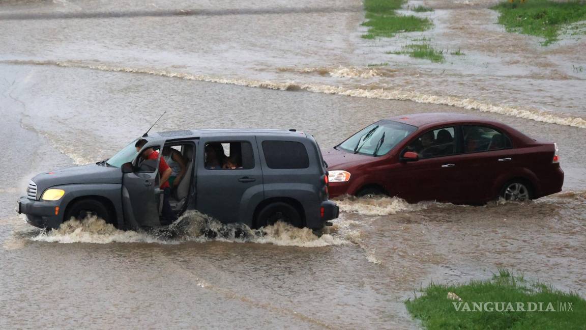 Fuertes lluvias azotan Saltillo: cae techo de bar y varias zonas sufren inundaciones (videos)