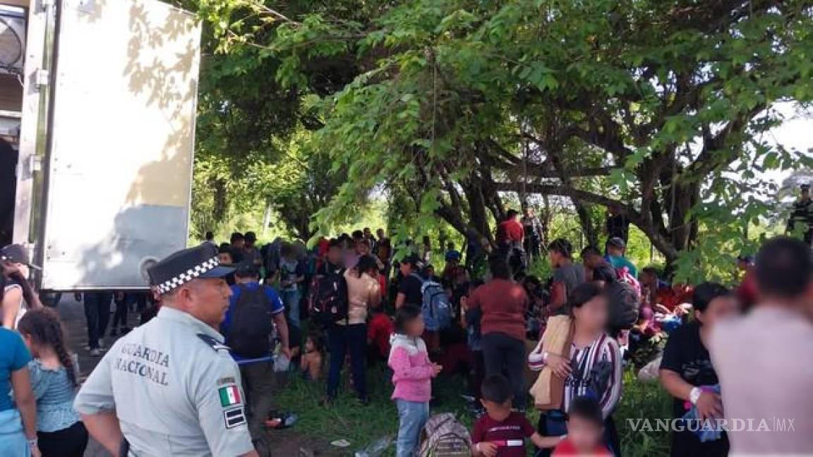 Encontraron a 148 migrantes hacinados en camión de carga en carretera de Veracruz