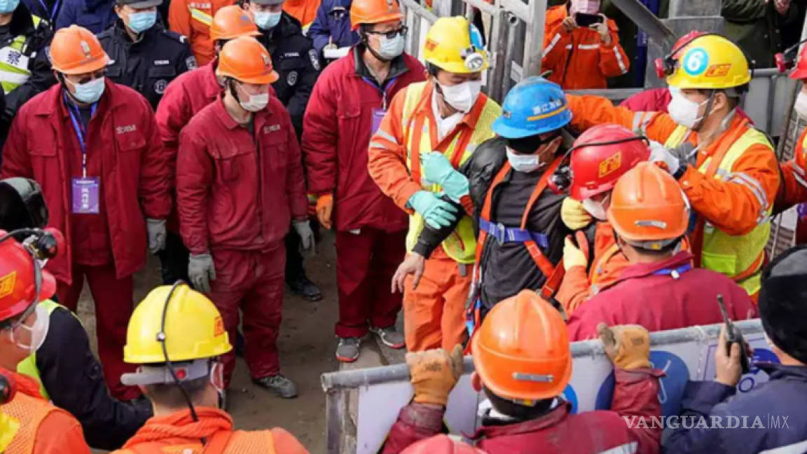 Rescatan a 11 mineros atrapados bajo tierra en China