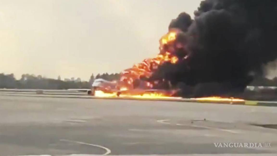 $!AVIÓN SSJ-100 se incendia en Moscú; Deja 40 muertos aterrizaje forzoso