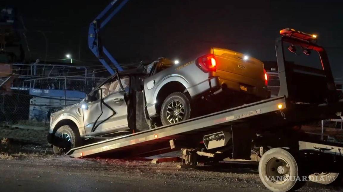 $!La camioneta Ford F-150 fue remolcada al corralón tras ser abandonada por el conductor en el lugar del accidente.