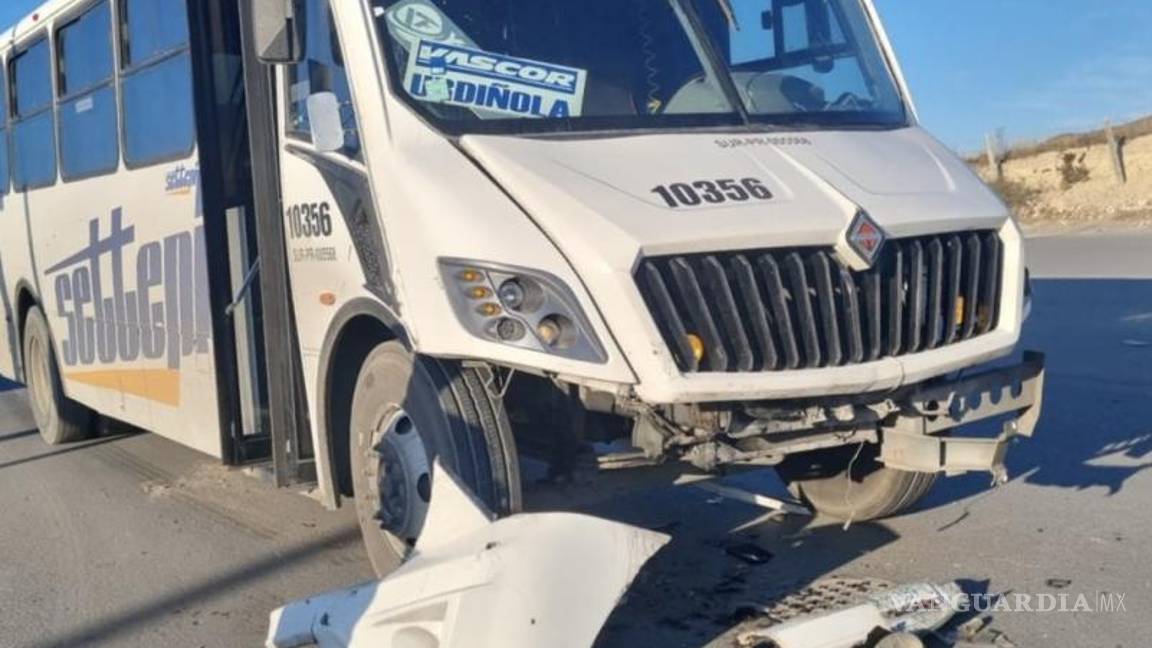 $!El vehículo de transporte de personal de la empresa SETTEPI resultó afectado en el choque provocado por el joven alcoholizado.