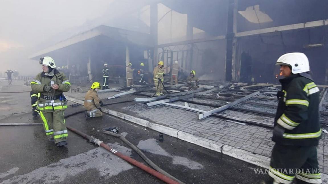 Rescatistas buscan víctimas en centro comercial ucraniano bombardeado por Rusia