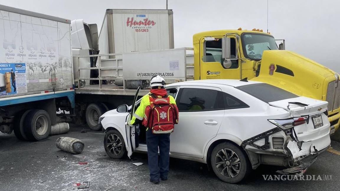 Chuza vehicular: siete vehículos chocan en puente de Ramos Arizpe