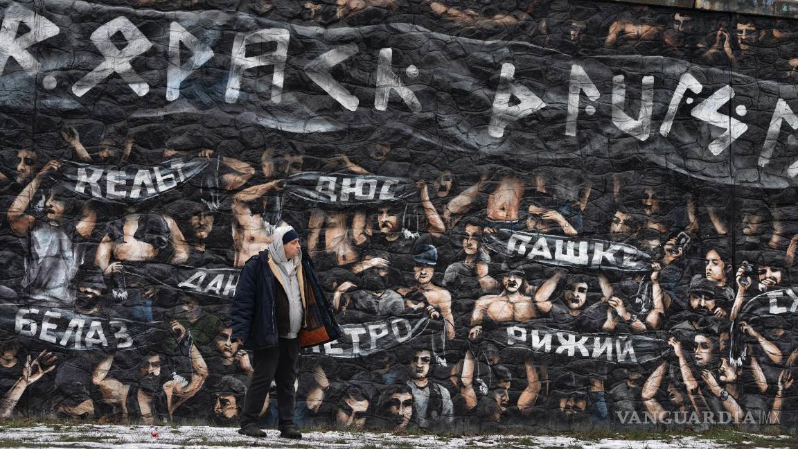$!19/01/2024. Mural inspirado en una fotografía tomada en febrero de 2023 en un partido de fútbol entre el Dinamo de Zagreb y el Hajduk de Split en Zagreb.