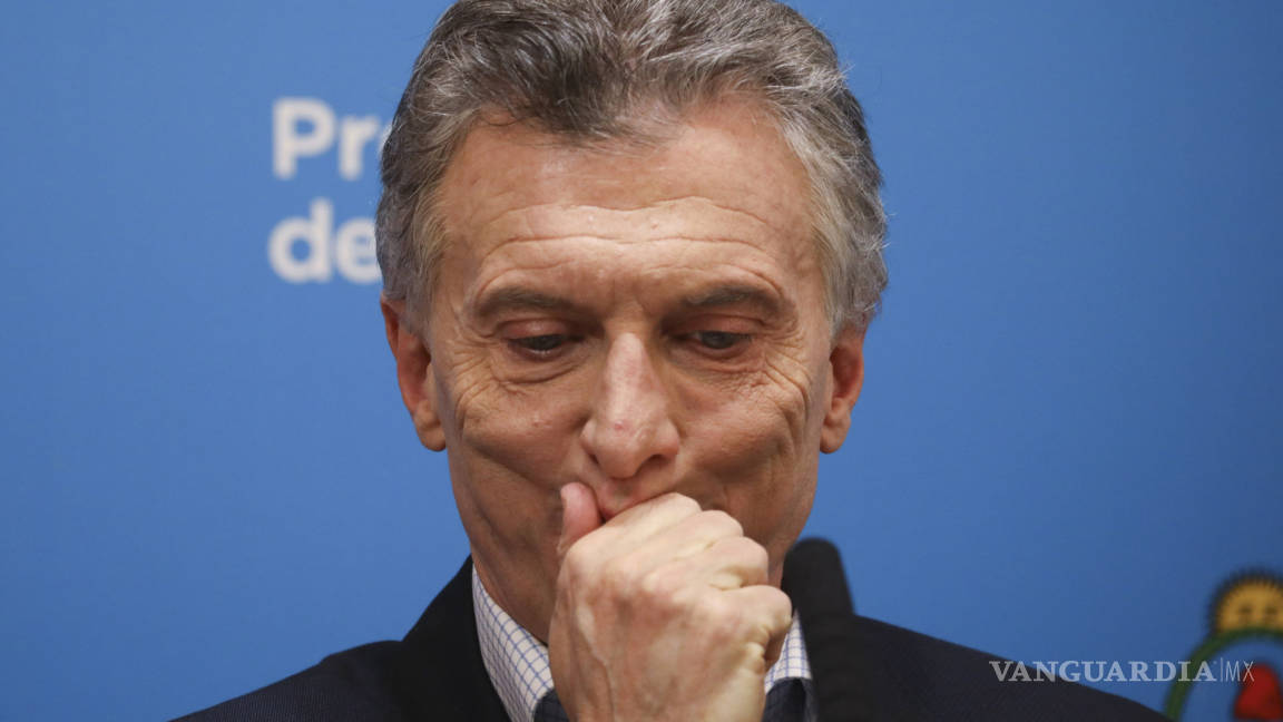 Macri anuncia medidas para que la economía de Argentina no se hunda