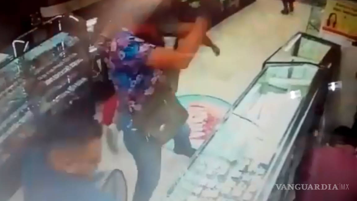 Video muestra violento atraco a joyería en SLP