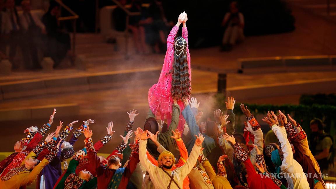 $!Los bailarines se presentan en el centro de espectáculos de Al Wasl Plaza en el sitio de la EXPO durante la ceremonia de apertura oficial de la EXPO 2020, Dubai, Emiratos Árabes Unidos. EFE/EPA/Ali Haider