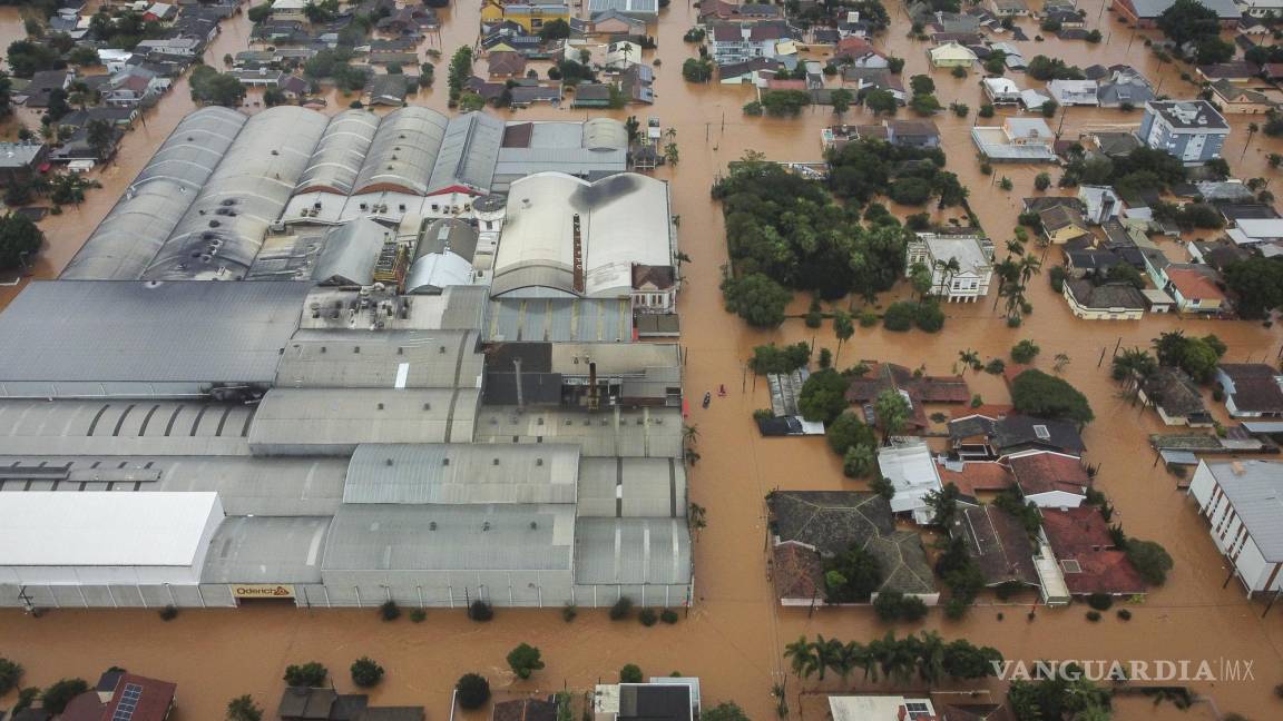 Suman 78 muertos por las inundaciones en Brasil; se vive ‘escenario de guerra’