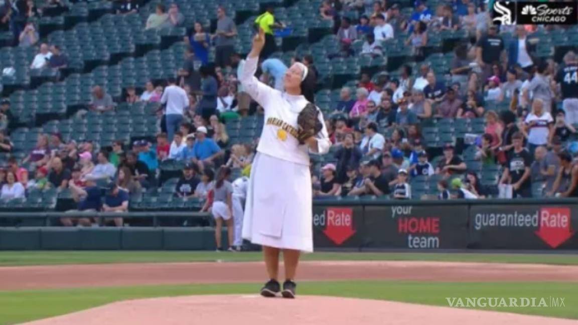 La monja que lanzó la primera bola en el juego de los White Sox de Chicago