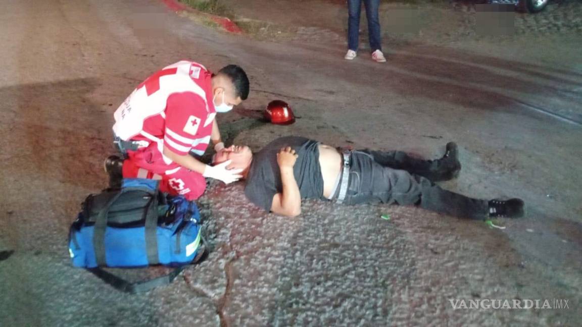 $!La vialidad fue parcialmente cerrada mientras se atendía al herido y se retiraban las unidades.