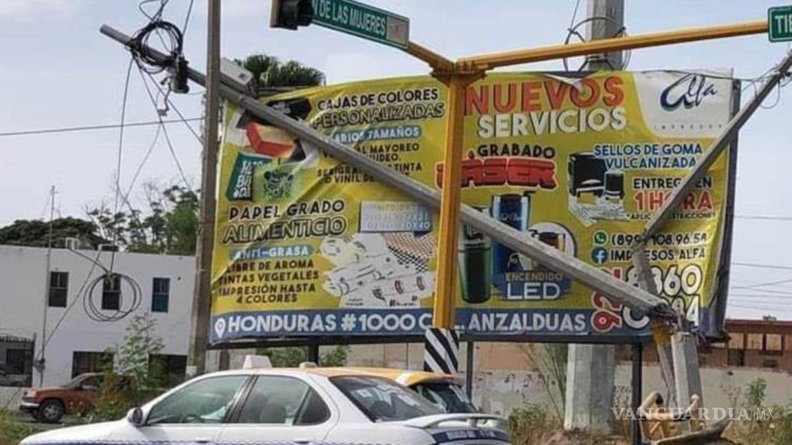 $!Con maquinaria y autobuses en Tamaulipas criminales derrumban sitios de videovigilancia