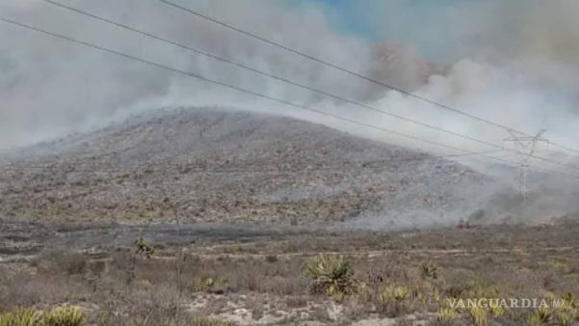 Combaten incendio forestal en kilómetro 46 de la carretera Monterrey-Saltillo
