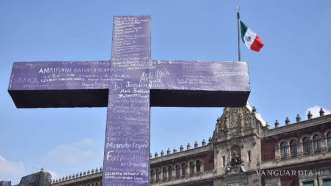 $!Mujeres y familiares de víctimas marchan en CDMX contra feminicidios en "Día de Muertas"