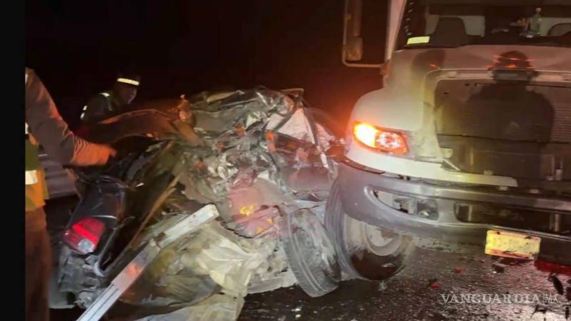 $!El accidente ocurrió durante la madrugada, provocando la interrupción del tráfico en ambos sentidos.