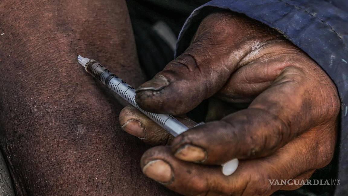 $!Una persona se inyecta droga en una calle en Tijuana, Baja California (México).