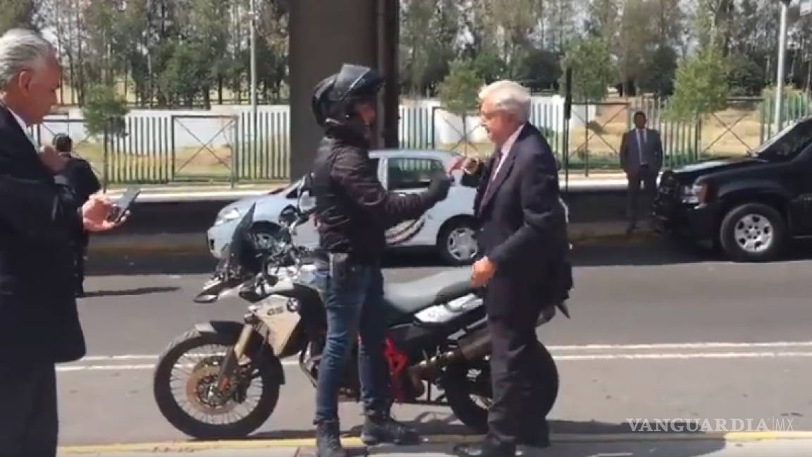 Andrés Manuel se pone ‘renegado’: llega en moto a evento