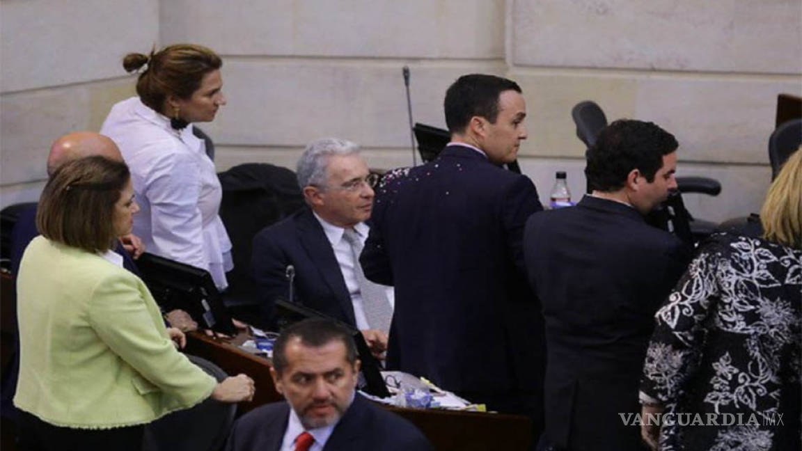 Lanzan ratas a bancada del partido de Uribe en plenaria de Senado de Colombia