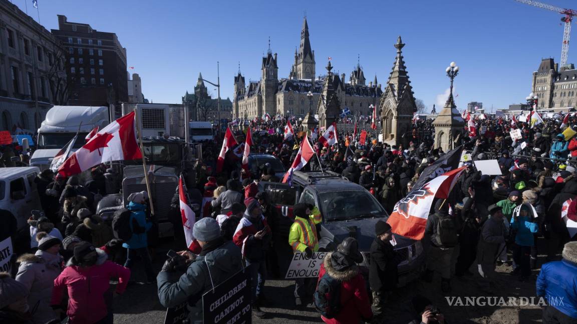 Toman las calles en Canadá con protestas contra restricciones COVID