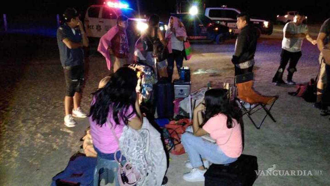 $!Carretera Saltillo-Torreón: Camión de pasajeros choca contra tráiler; accidente deja 2 muertos y 15 heridos