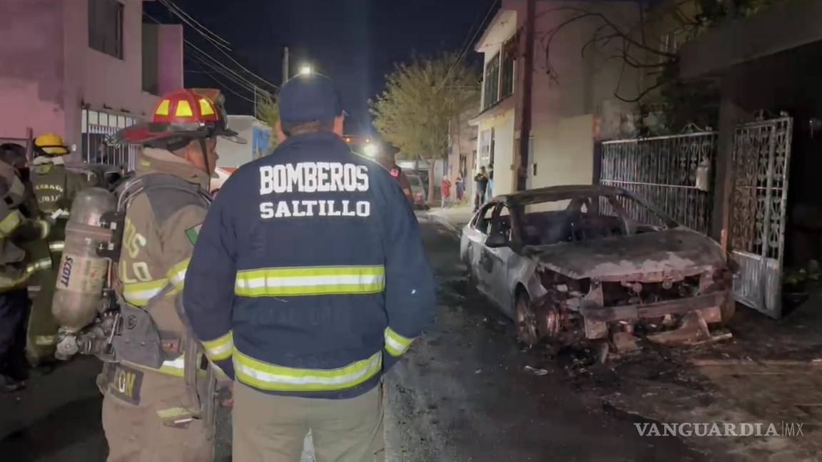 Saltillo: auto queda devorado por incendio; propietario sospecha que pudo ser provocado