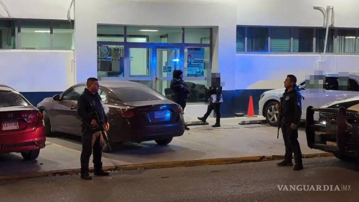 $!Los dos detenidos, originarios de Sinaloa, fueron trasladados a las instalaciones de la Fiscalía General de la República.