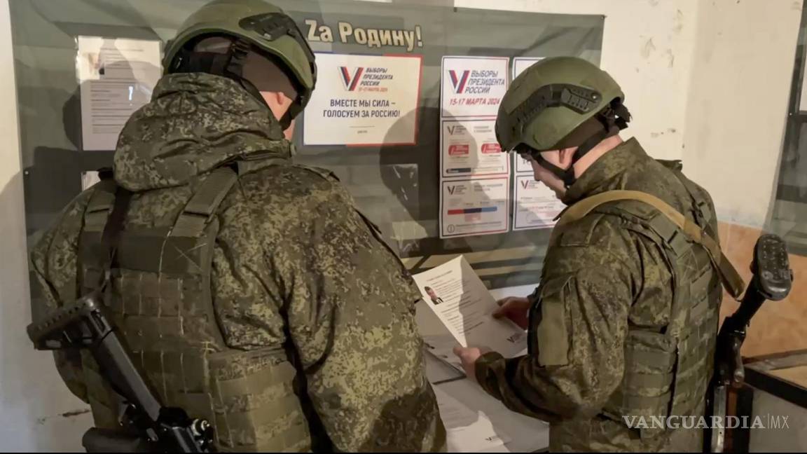 $!Militares rusos votan en las elecciones presidenciales en el territorio de la República Popular de Donetsk, en la parte de Ucrania controlada por Rusia.