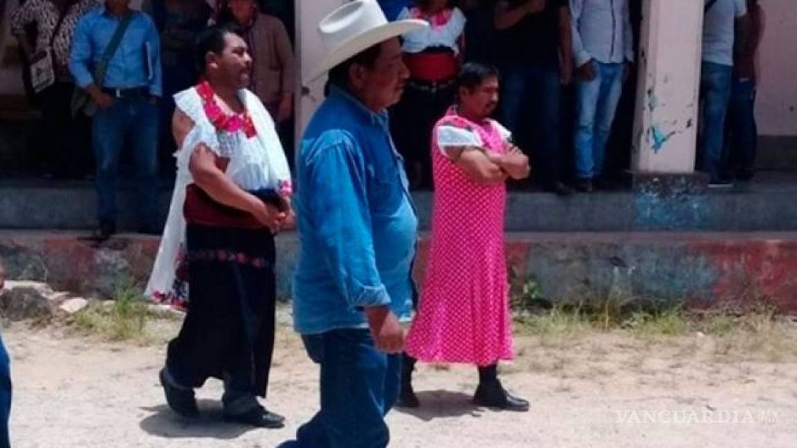 Pobladores de Huixtán, Chiapas castigan a alcalde vistiéndolo de mujer por presunto desvío