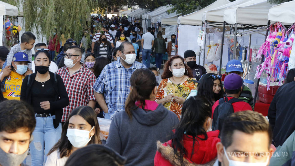 Acuden clientes al Mercado de Arteaga como si no existiera pandemia